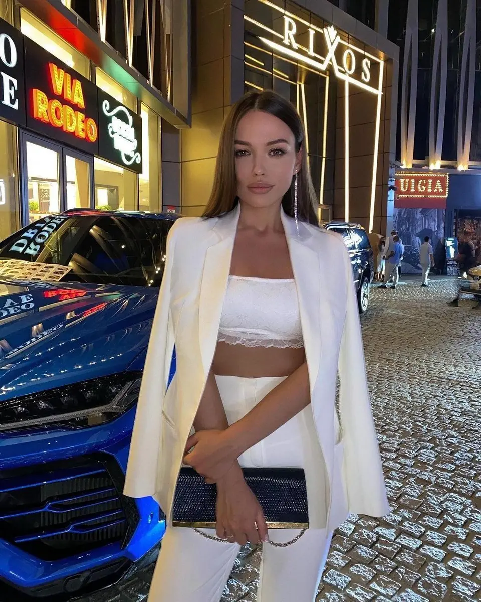 Cora escort in London